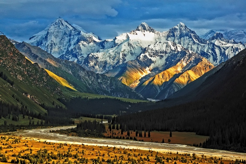 新疆巷弄风情与隐秘小店探秘